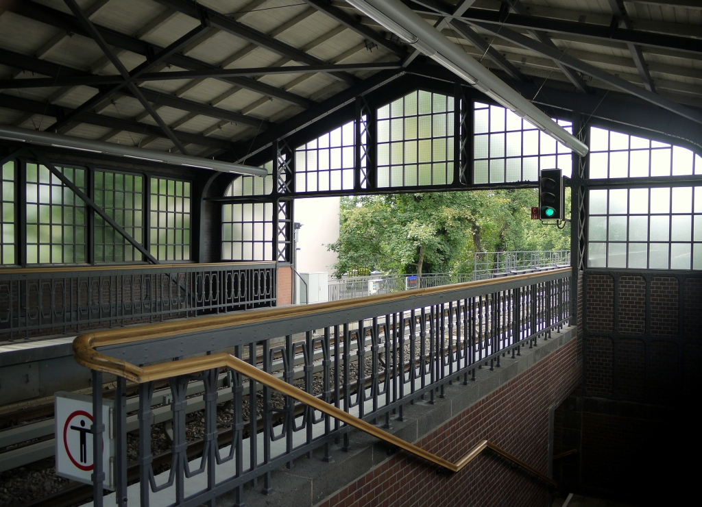 Weil ich es einfach so schn finde: nochmal ein Bild von der sorgfltig restaurierten Hamburger U-Bahnstation  Uhlandstrae . 5.8.2012