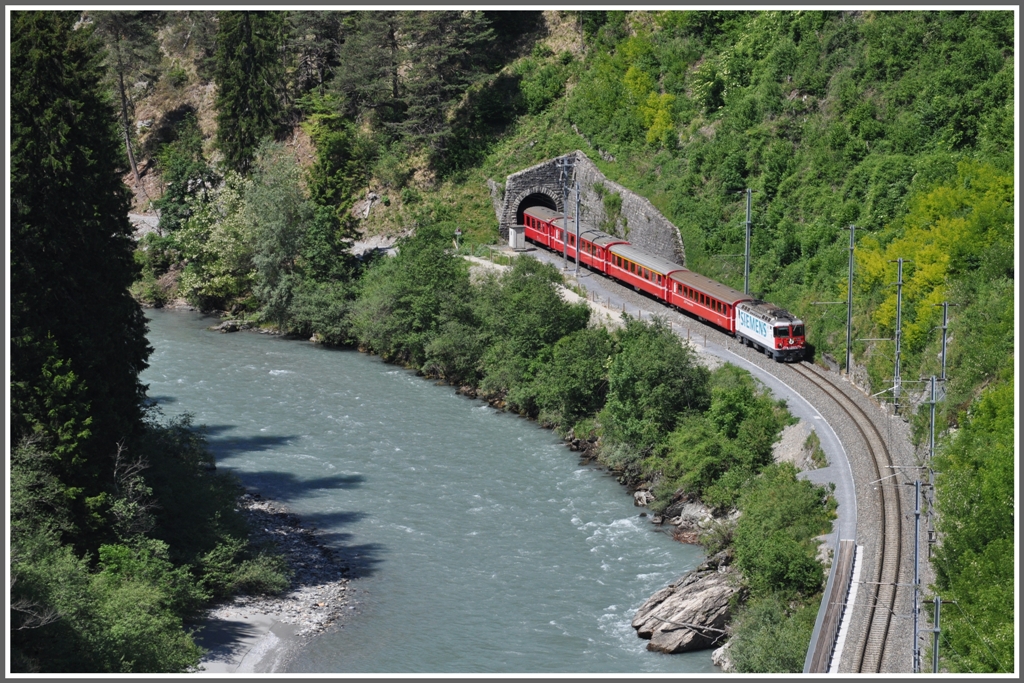 Weils so schn ist, noch ein paar Ausblicke von der Ruine Wackenau. (20.05.2011) Die Ge 4/4 II 616  Filisur  verlsst mit RE1241 den Dabitunnel unterhalb von Trin.