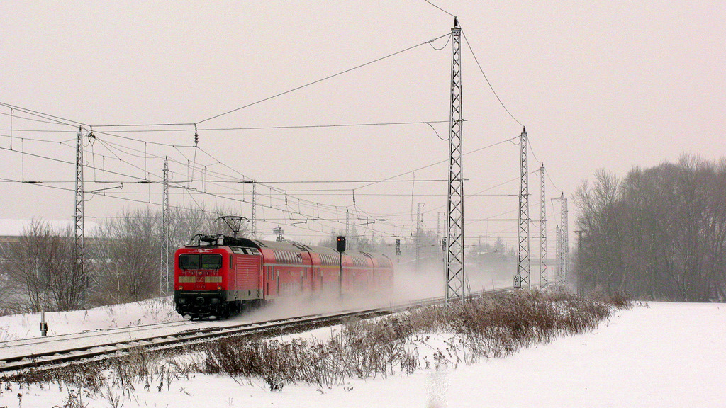 Weiter ging es am 29.12. mit einem Halt am Bahnberweg nrdlich des Bahnhofs Golen (Niederlausitz) an der Berlin - Dresdener - Strecke. 112 121 zog dann den nchsten RE 2 pnktlich gen Berlin an den Fotografen vorbei, die sich um den B herum im Tiefschnee verteilt hatten.