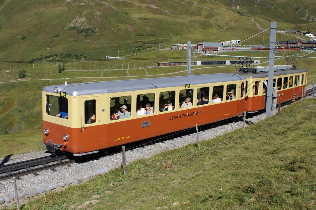 Wenig spter folgt ein weiterer Zug, bestehend aus dem Bt 30 und dem BDhe 2/4 206. (Kleine Scheidegg, 26.8.10)