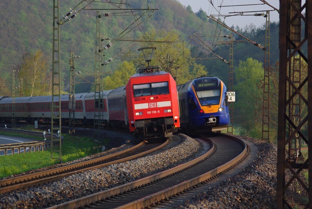 Wenn der CNL mal Versptung hat, kann man ihn auch mal bei Sonnenaufgang sehen. Hier bei einer Begegnung mit Cantus nach Gttingen in der Kurve bei Albungen in Fahrtrichtung Sden. Zugklok war 101 110-5. Aufgenommen am 28.04.2010.