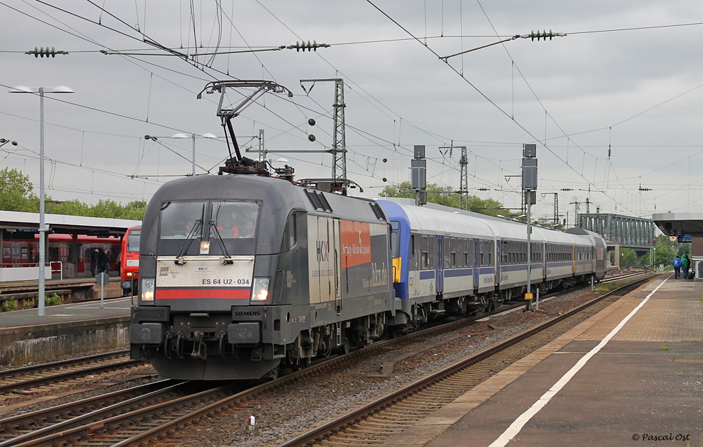 Wenn man schon mal in Kln ist, darf auch die  Konkurrenz  von DB Fernverkehr nicht fehlen: Mit dem HKX 1802 (Hamburg-Altona - Kln Hbf) konnte ich 182 534-8 (ES 64 U2-034) bei der Durchfahrt von Kln-Deutz aufnehmen.