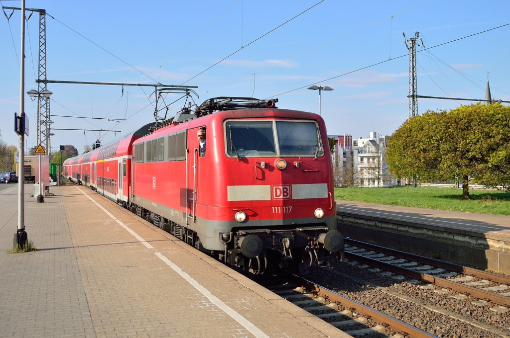 Wer knipst denn da die Einfahrt meines RE 4 Zuges nach Aachen mit der 111 117, der um 18:04 Uhr Rheydt Hbf von Gleis 4 in Richtung Erkelenz verlsst? Ach so Andreas ist es. Mittwoch den 24.4.2013