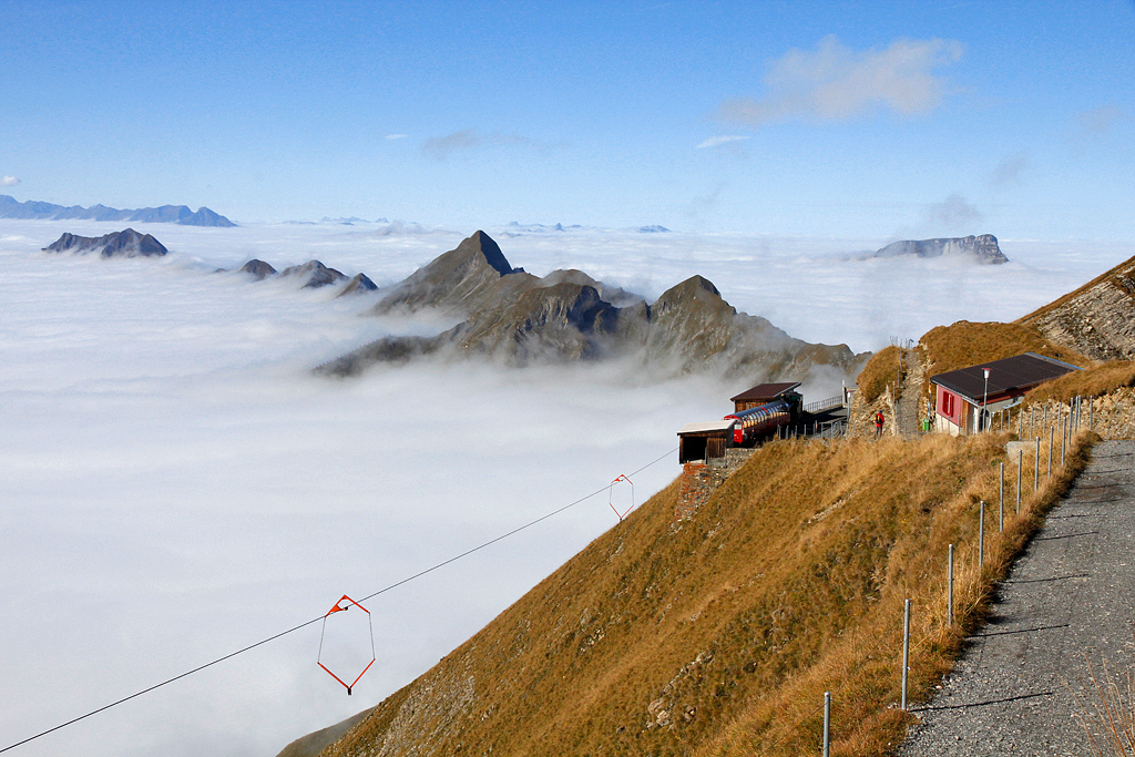 Wetterprognose an diesem Sonntagmorgen:  Ganze Schweiz stark bewlkt . Da muss man sich nicht wundern, wenn BRB-Zge ausfallen und das Restaurant leer bleibt. Erster Zug auf Rothorn Kulm, 01. Okt. 2012, 11:03