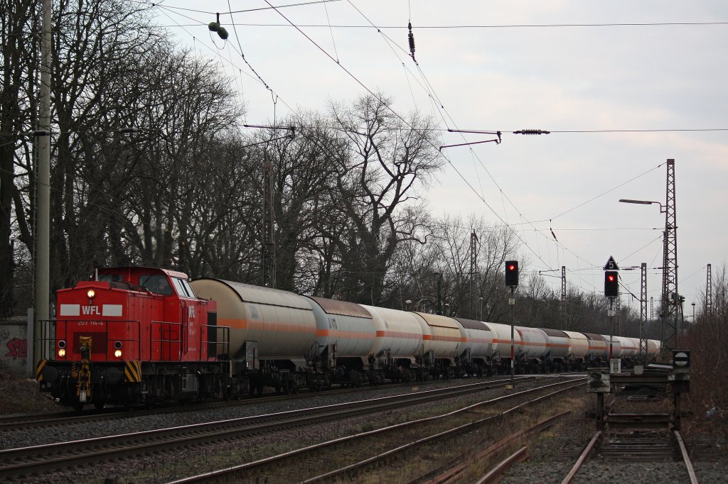 WFL Lok 22 (203 114) am 6.3.12 mit einem Gaskesselzug bei der Durchfahrt durch Ratingen-Lintorf.