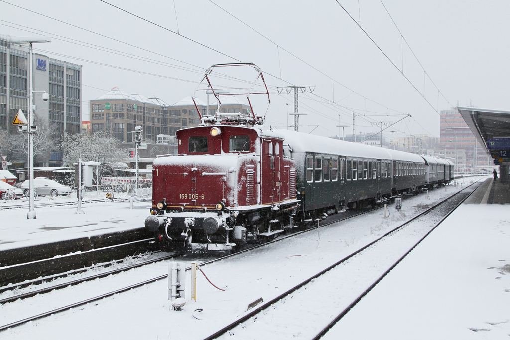 Wie jedes Jahr zu Ostern fanden auch dieses Jahr wieder Dampfsonderfahrten mit der 70 083 auf dem Mnchner Nord- und Sdring statt. Ungewhnlich an diesem Jahr war, dass am Ostersonntag, dem 08.04.2012, in Mnchen einiges an Schnee lag, der ber Nacht und am Morgen gefallen war. 169 005 heizte die Wagengarniur in Mnchen Ost vor, bevor 70 083 an den Zug ging.