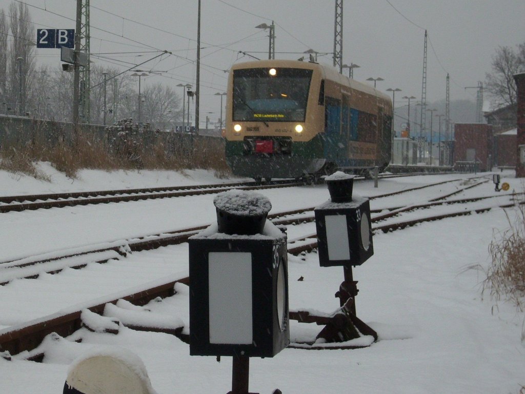 Wieder Wintereinsatz fr den PRESS VT 650 032 am 07.Januar 2010 als PRE 80111 nach Lauterbach Mole beim Verlassen von Bergen/Rgen.
