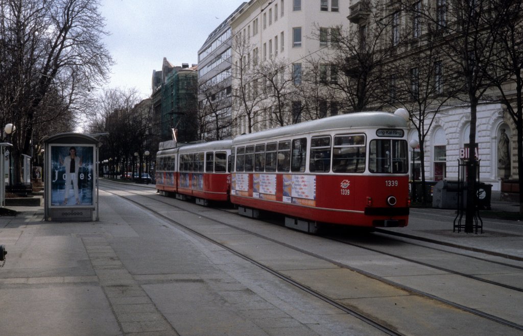 Wien Wiener Linien SL 1 (c4 1339 (Bombardier-Rotax 1975)) I, Innere Stadt, Franz-Josefs-Kai am 18. März 2000. - Scan eines Diapositivs. Film: Kodak Ektachrome ED 3. Kamera: Leica CL.