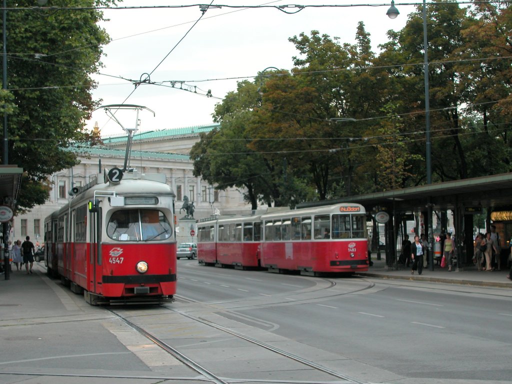 Wien Wiener Linien SL 2 (E1 4547 (Bombardier-Rotax, vorm. Lohnerwerke, 1975)) / SL D (c5 1487 (Bombardier-Rotax 1987)) I, Innere Stadt, Burgring / Bellariastraße am 5. August 2010. - Im Hintergrund sieht man einen Teil des Parlamentes.