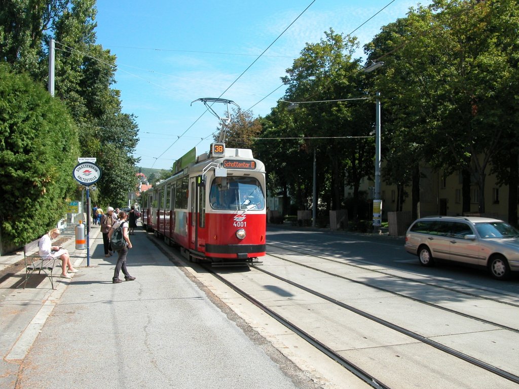 Wien Wiener Linien SL 38 (E2 4001 (SGP 1977/1978)) XIX, Döbling, Grinzing, Grinzinger Allee / An den langen Lüssen am 5. August 2010.
