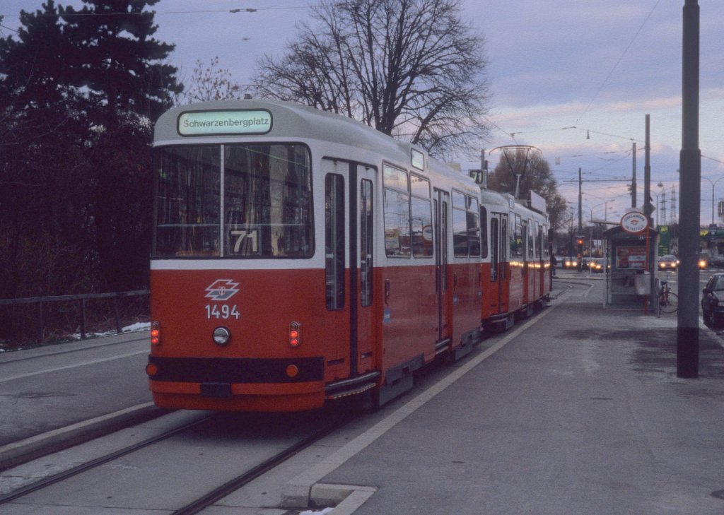 Wien Wiener Linien SL 71 (c5 1494) Kaiserebersdorf, Etrichstraße / Kaiserebersdorfer Straße / Zinnergasse (Endstation) am 18. März 2000. - Scan eines Diapositivs. Film: Kodak Ektachrome ED-3. Kamera: Leica CL.