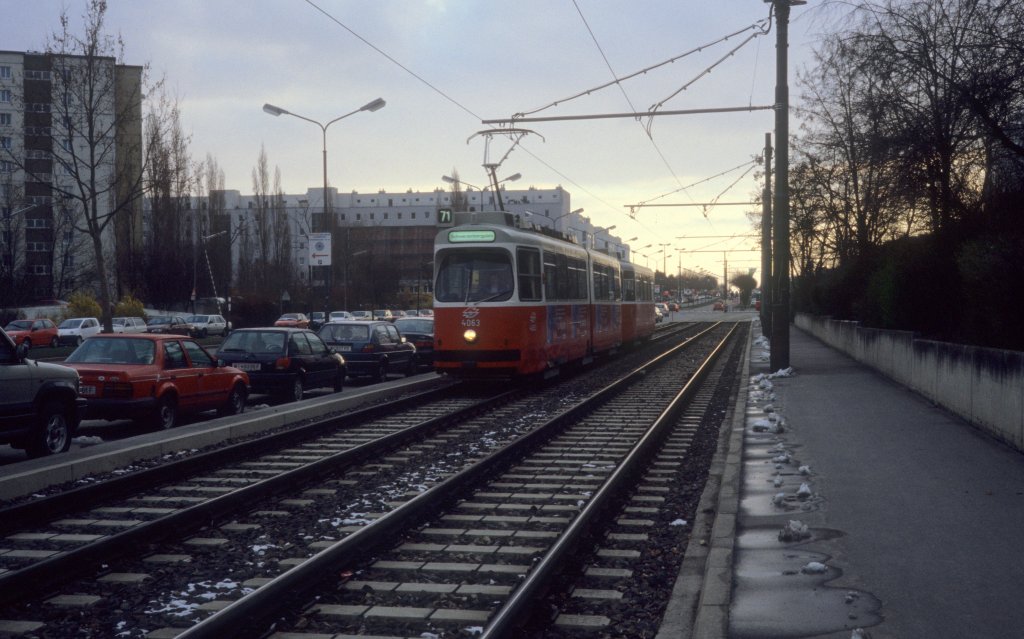 Wien Wiener Linien SL 71 (E2 4063) Kaiserebersdorf, Etrichstrasse am 18. Mrz 2000.