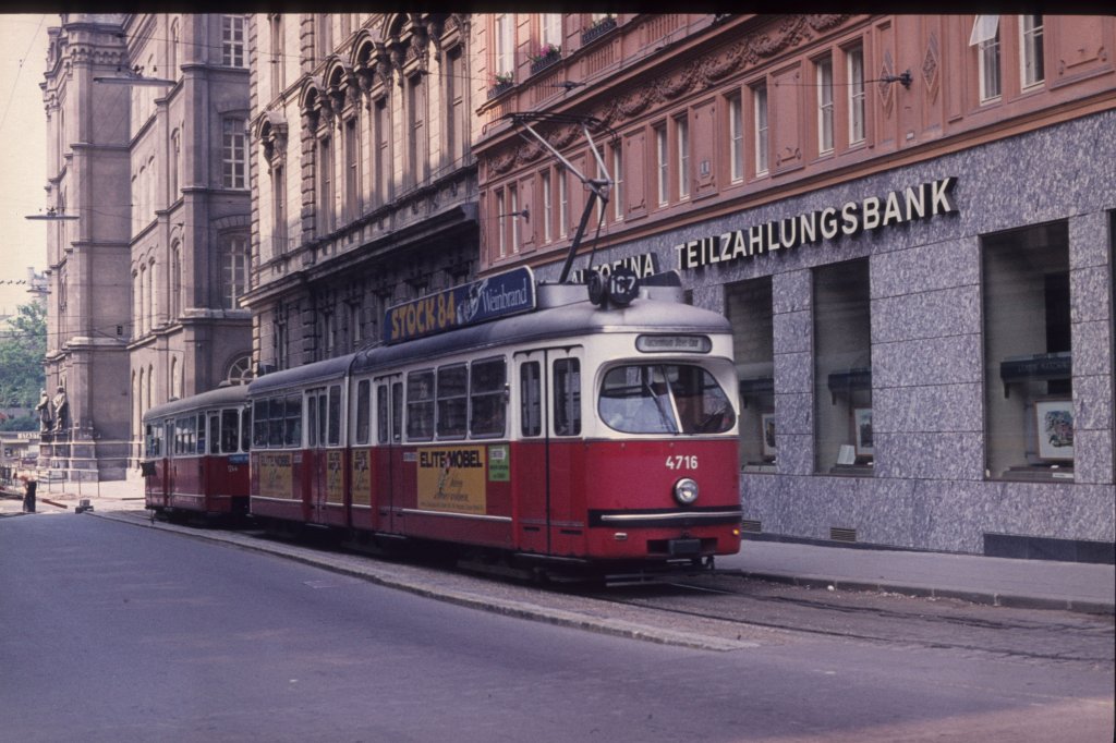 Wien Wiener Stadtwerke-Verkehrsbetriebe (WVB) SL 167 (E1 4716 (SGP 1969)) I, Innere Stadt, Akademiestraße im Juli 1975. - Scan eines Diapositivs.