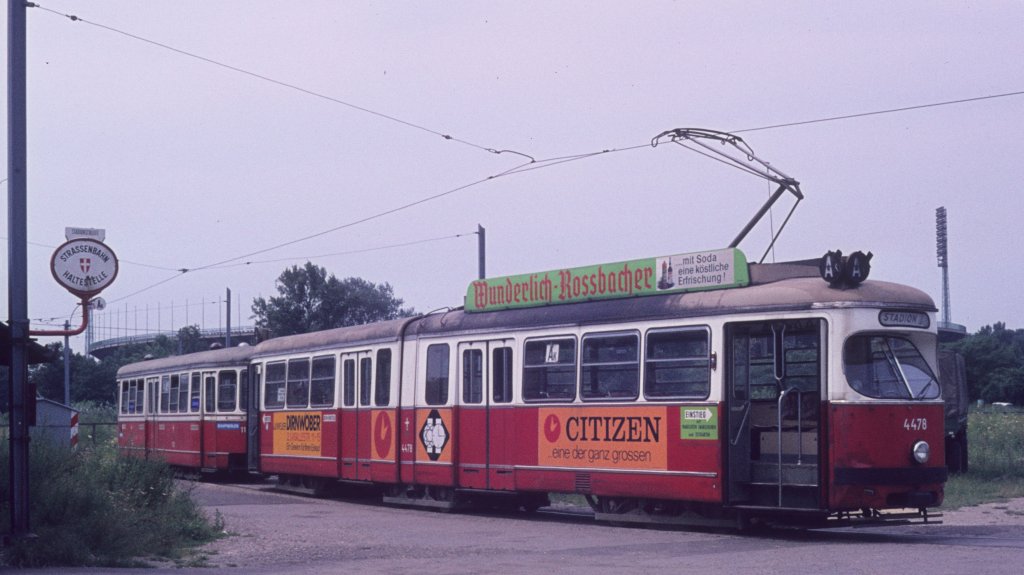 Wien Wiener Stadtwerke-Verkehrsbetriebe (WVB) SL AK (E1 4478 (Lohnerwerke 1968)) II, Leopoldstadt, Engerthstraße / Stadion im Juli 1975. - Scan eines Diapositivs. Film: Agfachrome 50. Kamera: Minolta SRT-101.