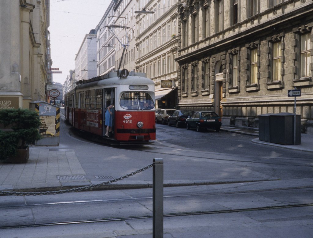 Wien Wiener Stadtwerke-Verkehrsbetriebe (WVB) SL J (E1 4513 (Lohnerwerke 1972)) I, Innere Stadt, Bösendorferstraße im Juli 1992. - Scan eines Diapositivs. Kamera: Leica CL.