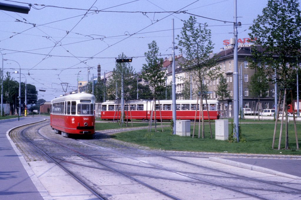 Wien WVB SL 18 (c3 1241) / SL 9 (E 4606) Neubaugrtel / Westbahnhof am 28. Juli 1994.