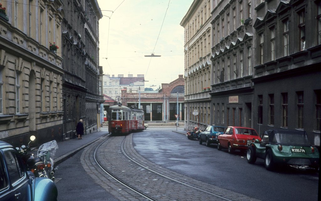 Wien WVB SL 42 (E 4605) Sommarugagasse im Juli 1977. - Im Hintergrund sieht man einen Teil des (Strassenbahnbetriebs-)Bahnhofs Whring in der Kreuzgasse.