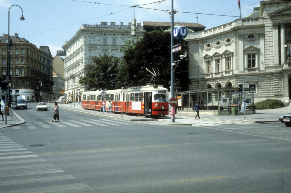 Wien WVB SL 58 (E1 4729) Burggasse / Volkstheater im Juli 1992.