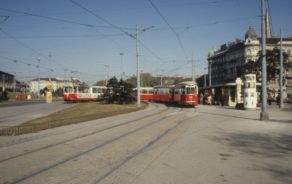 Wien WVB SL 64 (E2 4009) / SL 8 (c4 1330) Mariahilfer Grtel / Mariahilfer Strasse im Oktober 1979.
