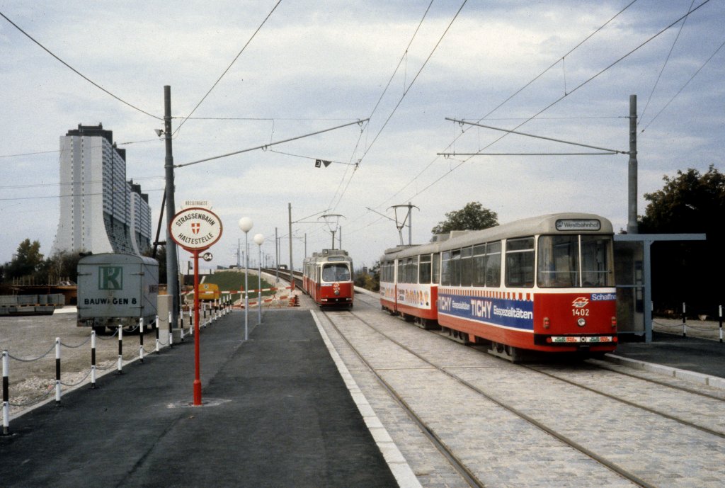 Wien WVB SL 64 (E2 4016 / c5 1402) Alterlaa, Rsslergasse im Oktober 1979.
