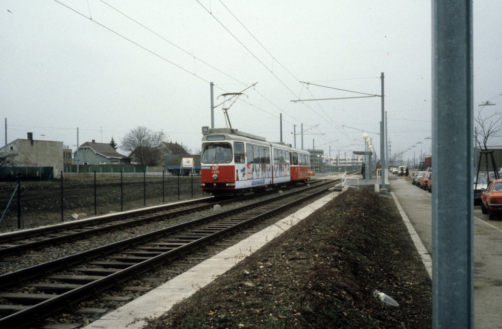 Wien WVB SL 64 (E2 4025) Siebenhirten im Dezember 1980.