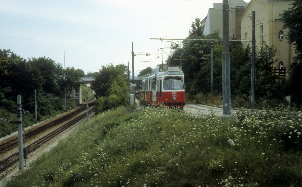 Wien WVB SL 64 (E2 4054 + c5 1454) kurz vor der Haltestelle am Schedifkaplatz im Juli 1992.