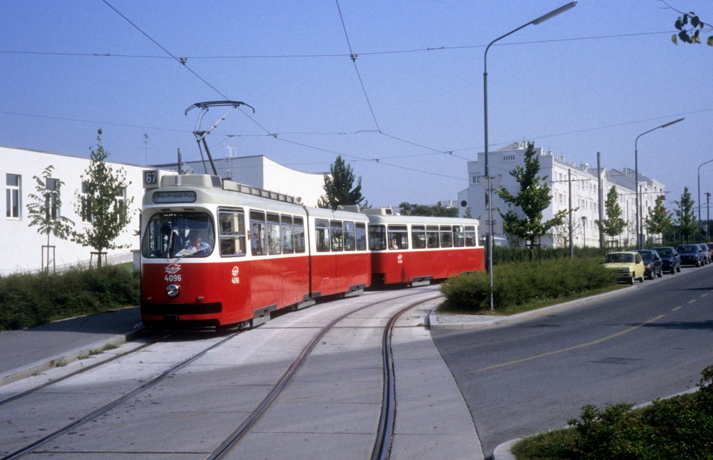 Wien WVB SL 67 (E2 4096) Otto-Probst-Strasse im Juli 1992.
