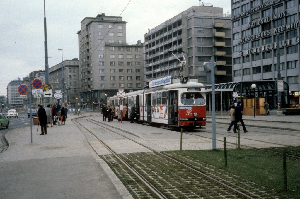 Wien WVB SL AK (E1 4720) Schwedenplatz im Dezember 1980.