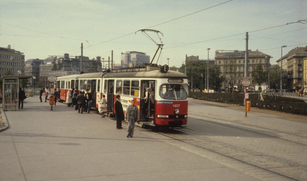 Wien WVB SL E2 (E1 4837) Karlsplatz im Oktober 1979.