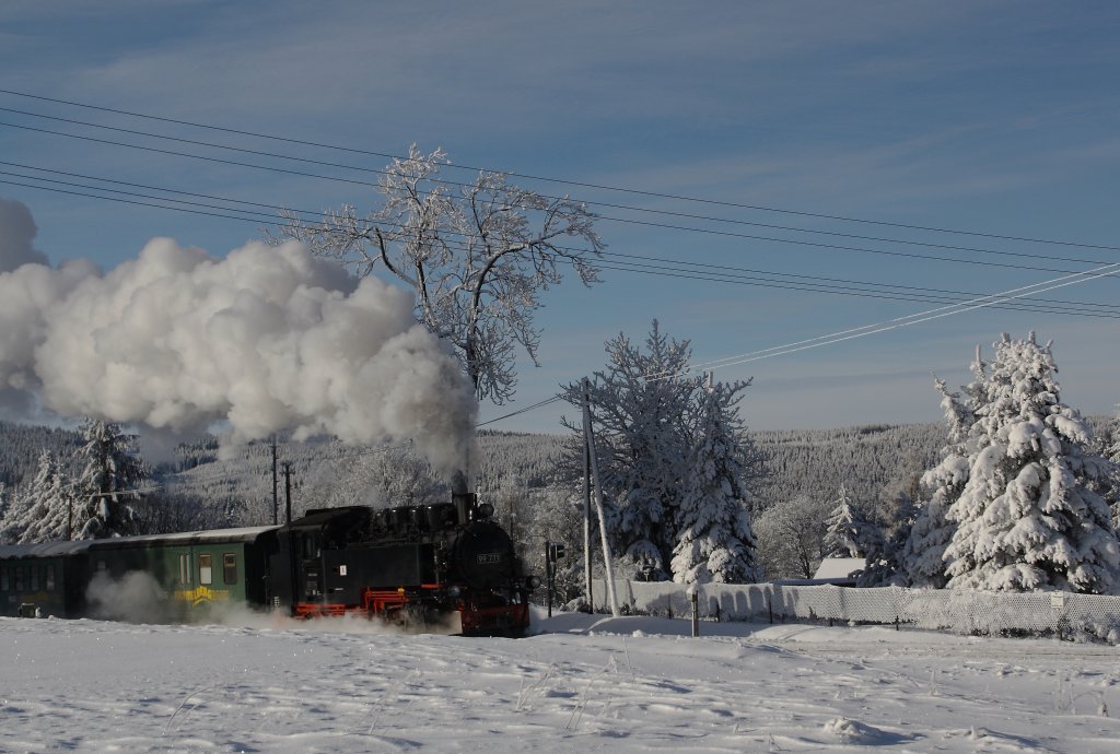 Winterdampf im Erzgebirge, bald ist es wieder so weit. 99 771 hat am 13.01.2010  lautstark den Bahnhof Kretscham-Rothensehma in Richtung Oberwiesenthal verlassen.