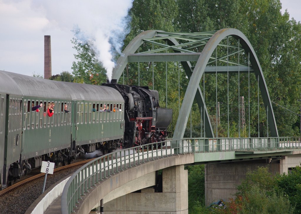 Wir haben mit dem Sonderzug aus Adelebsen schon Gttingen fast wieder erreicht. Am Weender Stadtrand fhrt die Strecke wieder auf die Hauptstrecke. Aufgenommen am 26.09.2010.