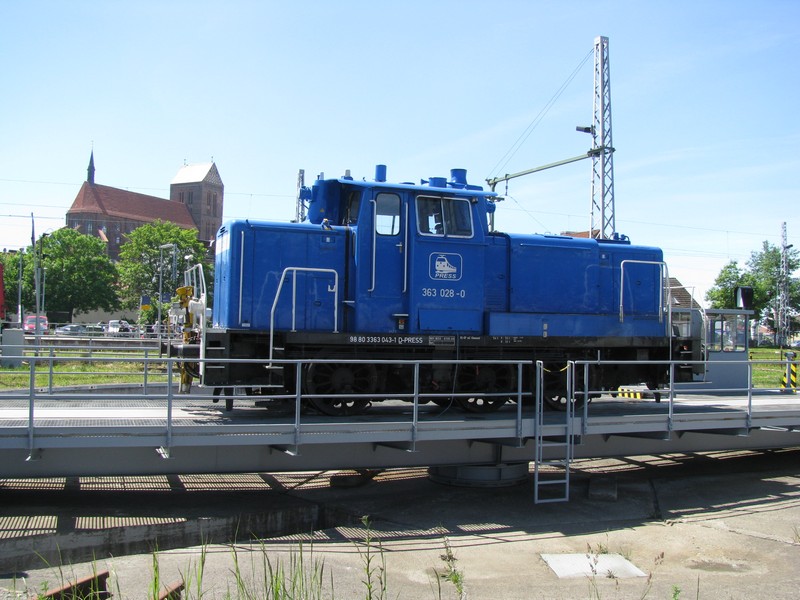 Wismar, ex Bahnbetriebswerk; anllich einer Tagung der ARGE Spur 0 konnte man auch ins ehemalige Bw. Hier stand gerade die Diesellokomotive BR 363 028-0 der  PRESS  auf der Drehscheibe. Wismar 03.06.2011