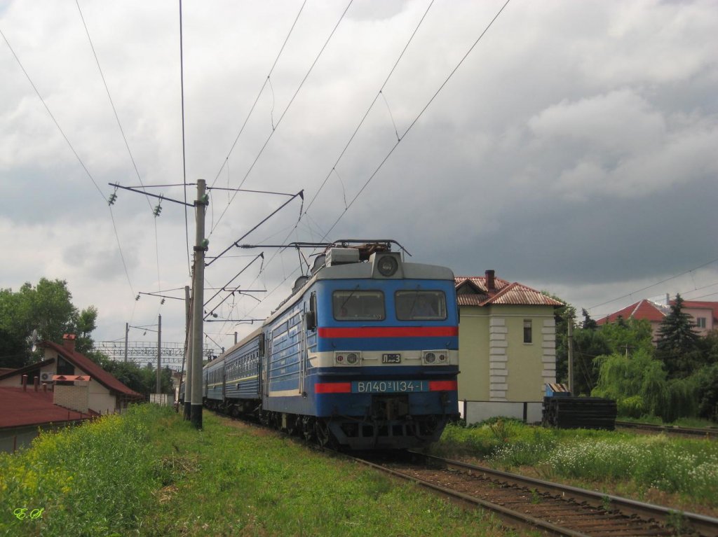 WL40-1134 verlt mit einem Schnellzug nach Simferopol den Bhf.Pidwolotschisk.(11.06.2009)