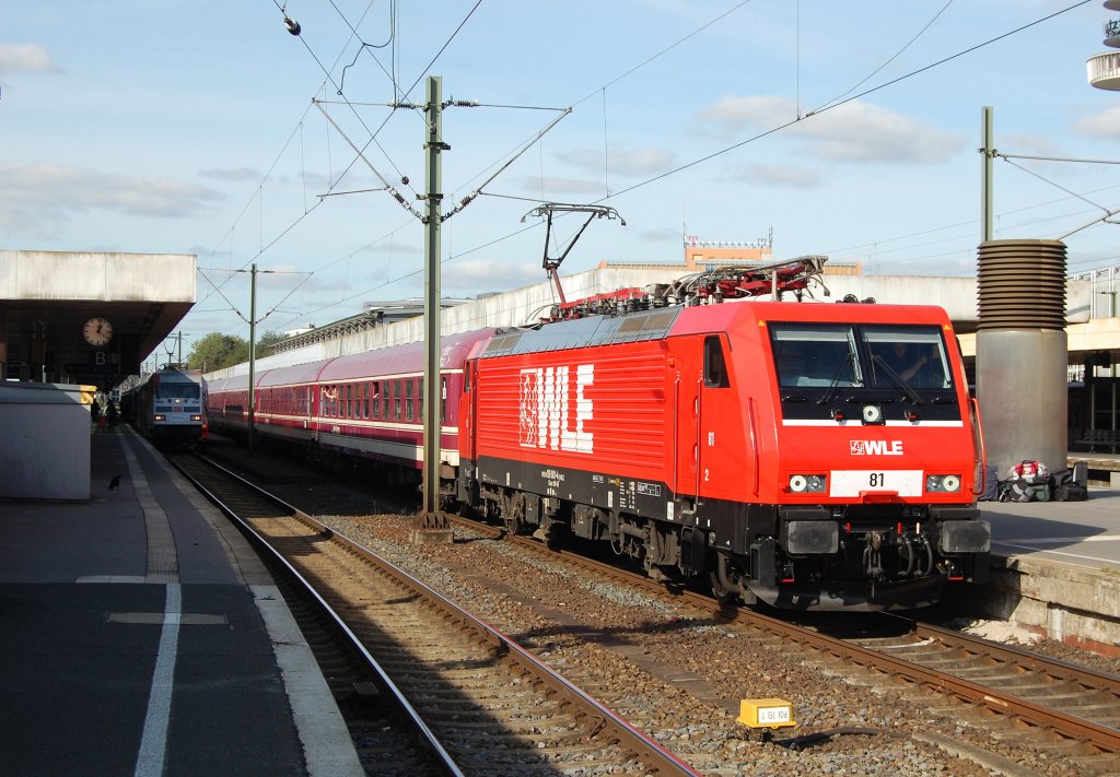 WLE 81 mit einem Sonderzug nach Halle(Saale) am 14.10.2011 in Hannover Hbf, links daneben stand 101 144  Hertha BSC . 