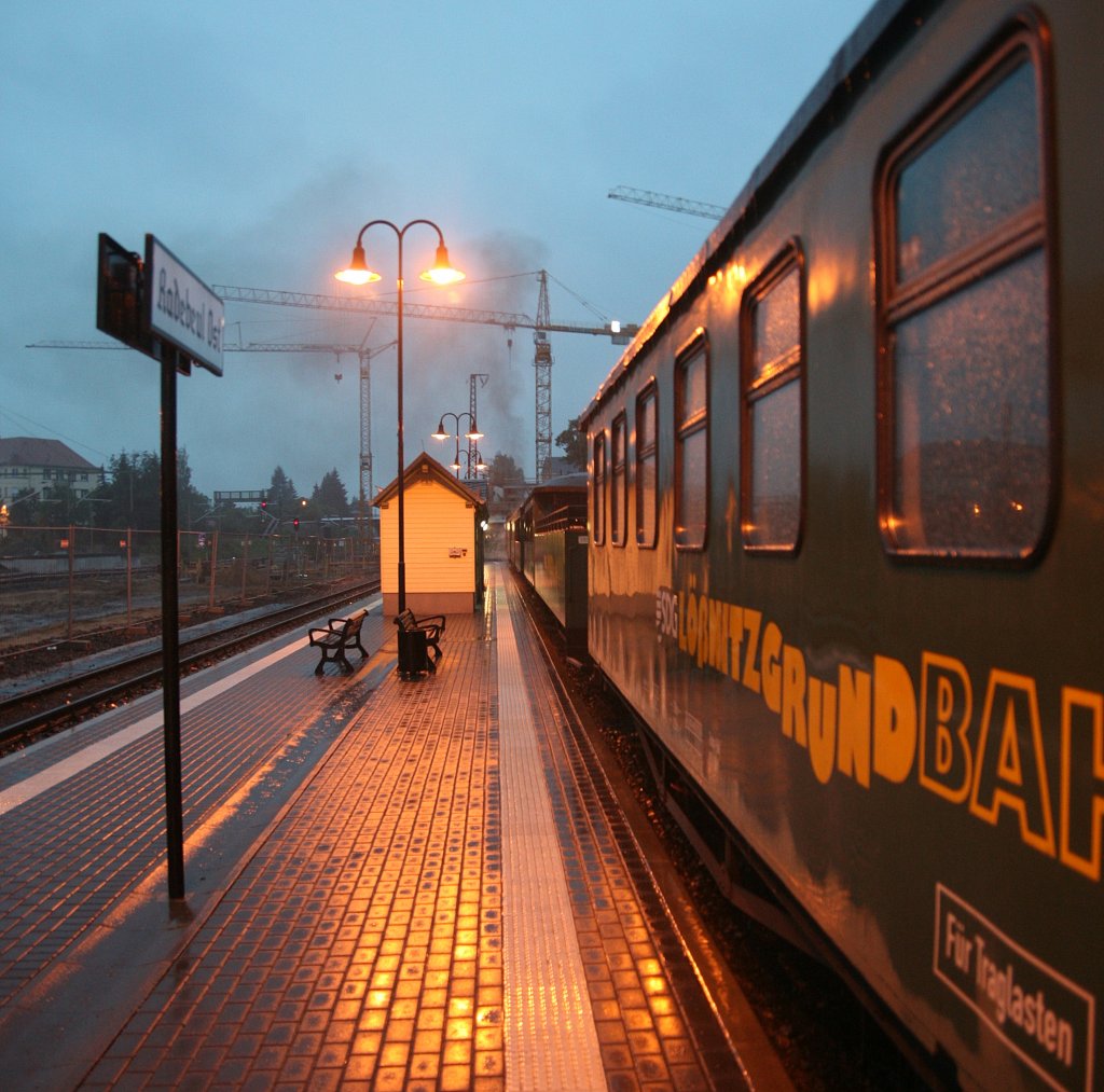 Wo sind die Reisenden ? Ist es noch zu frh oder hat der Regen sie vertrieben ?
Um 04:56 Uhr startet der erste Zug  nach Radeburg, er fhrt fast immer leer, erst auf der Rckfahrt von Radeburg dient er dem Schlerverkehr, so wird es auch heute, am 21.06.2012 sein.