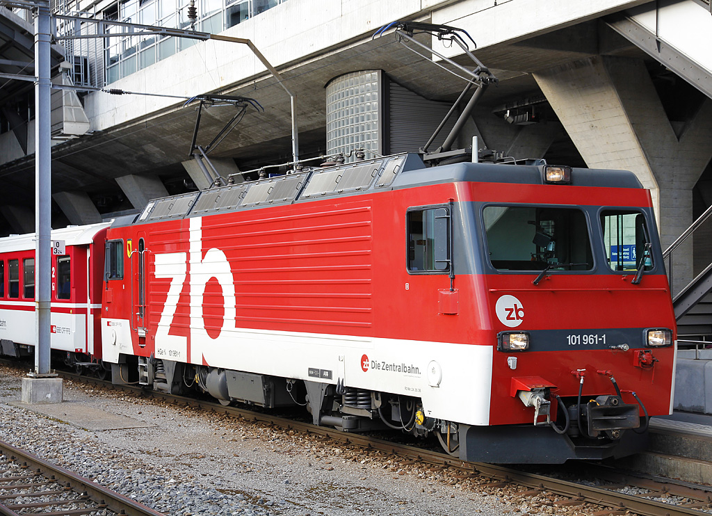 ZB HGe 101 961-1 wird fr den Richtungswechsel vorbereitet: der Stromabnehmer rechts wird gleich wieder abgebgelt. Bahnhof Luzern, 09. Aug. 2010, 19:10