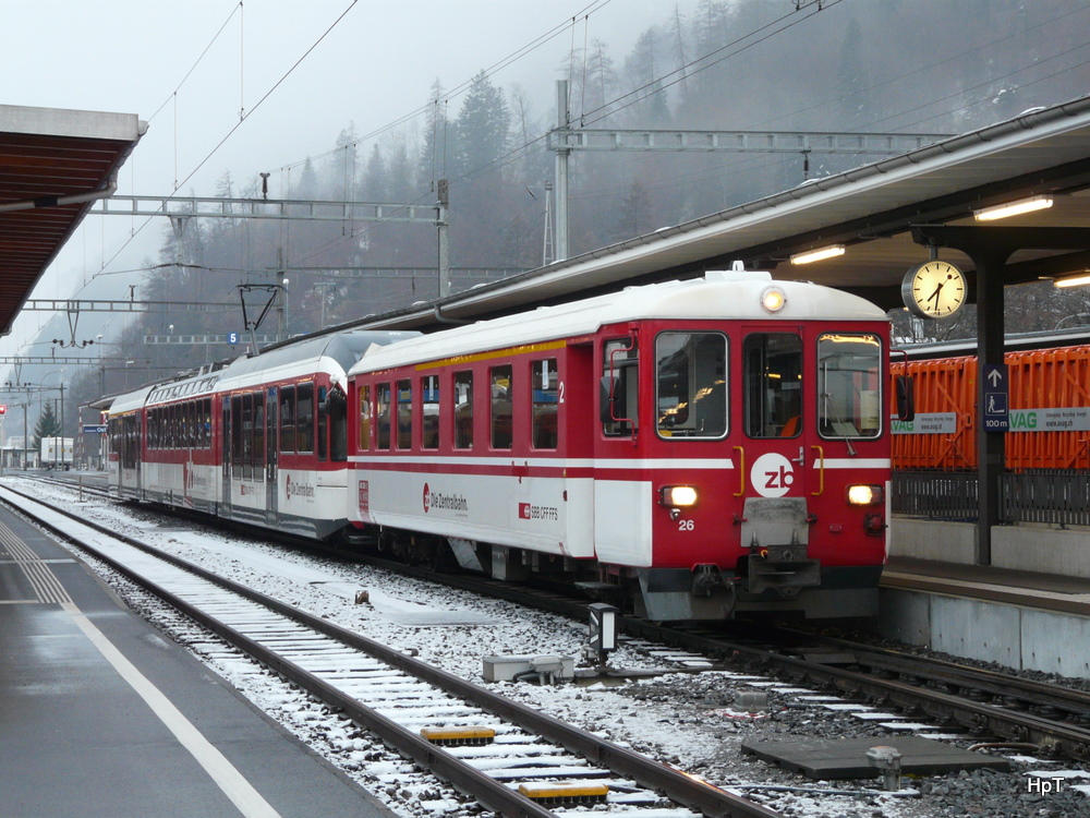 zb - Regio nach Meiringen mit dem Seuerwagen ABt 26-2 und Triebwagen ABe 130 001-1 im Bahnhof Interlaken ost am 25.02.2011