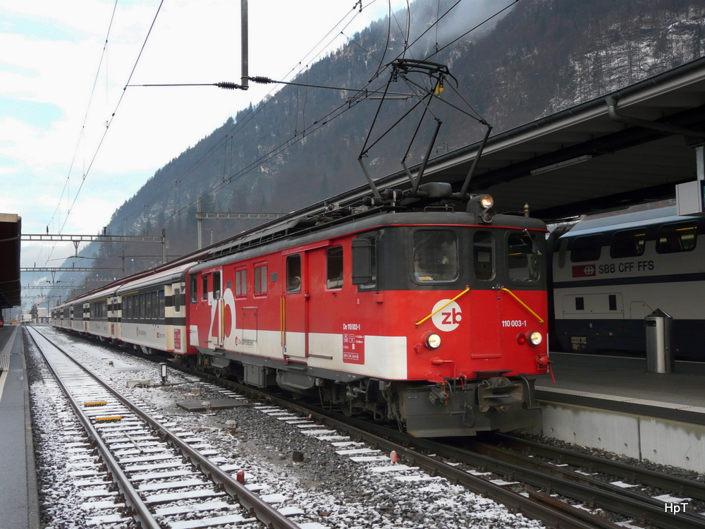 zb - Schnellzug nach Meiringen - Luzern mit der Lok De 4/4 110 003-1 im Bahnhof Interlaken Ost am 25.02.2011