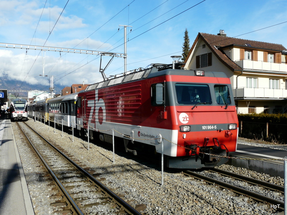 zb - Zahnradlok HGe 4/4 101 964-5 mit Schnellzug im Bahnhof Sarnen am 15.01.2010

