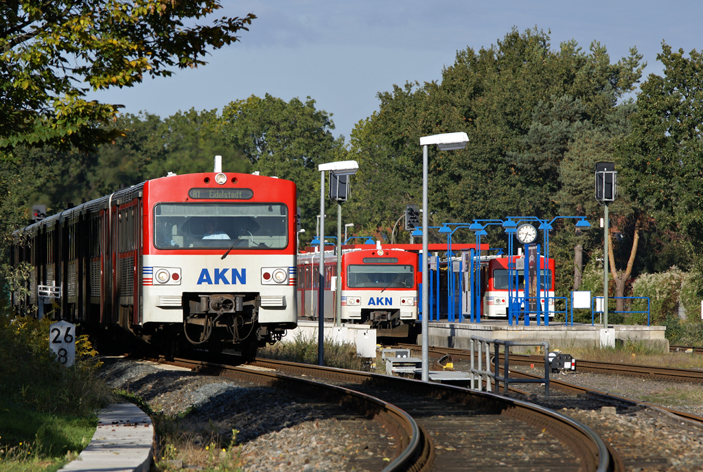 Zentraler Knotenpunkt im Liniennetz der AKN ist der Bahnhof Ulzburg Sd. Dort treffen sich vertaktet die Zge der Linie A3 (aus Elmshorn), A2 (Norderstedt Mitte), A1 (Neumnster und Hamburg-Eidelstedt), was gute Umsteigeverbindungen zur Folge hat. Der aus 3 VT2E bestehende Zug in der linken Bildhfte verlsst diesen Knotenpunkt als A1 nach Eidelstedt am 15.10.2009.