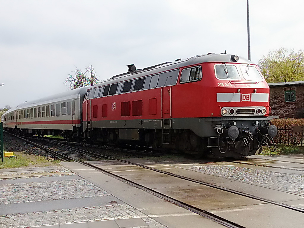 Zinnowitz auf der Insel Usedom, Einfahrt 218 345-7 mit dem  IC 2427  aus Kln ber Berlin am 22. April 2012. 