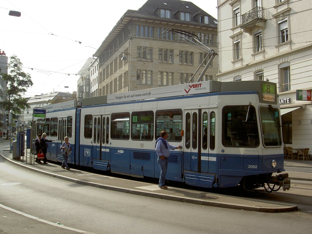 Zrich, Straenbahn der Linie 8 am Hardplatz (25.09.2011)