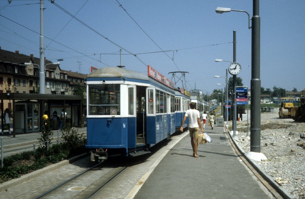 Zrich VBZ Tram 10 (B + Be 4/4) Schaffhauserstrasse / Milchbuck im Juli 1983.