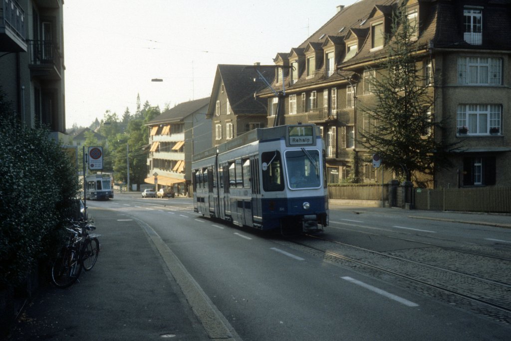 Zrich VBZ Tram 11 (Be 4/6 2041) Forchstrasse / Burgwies im Juli 1983.