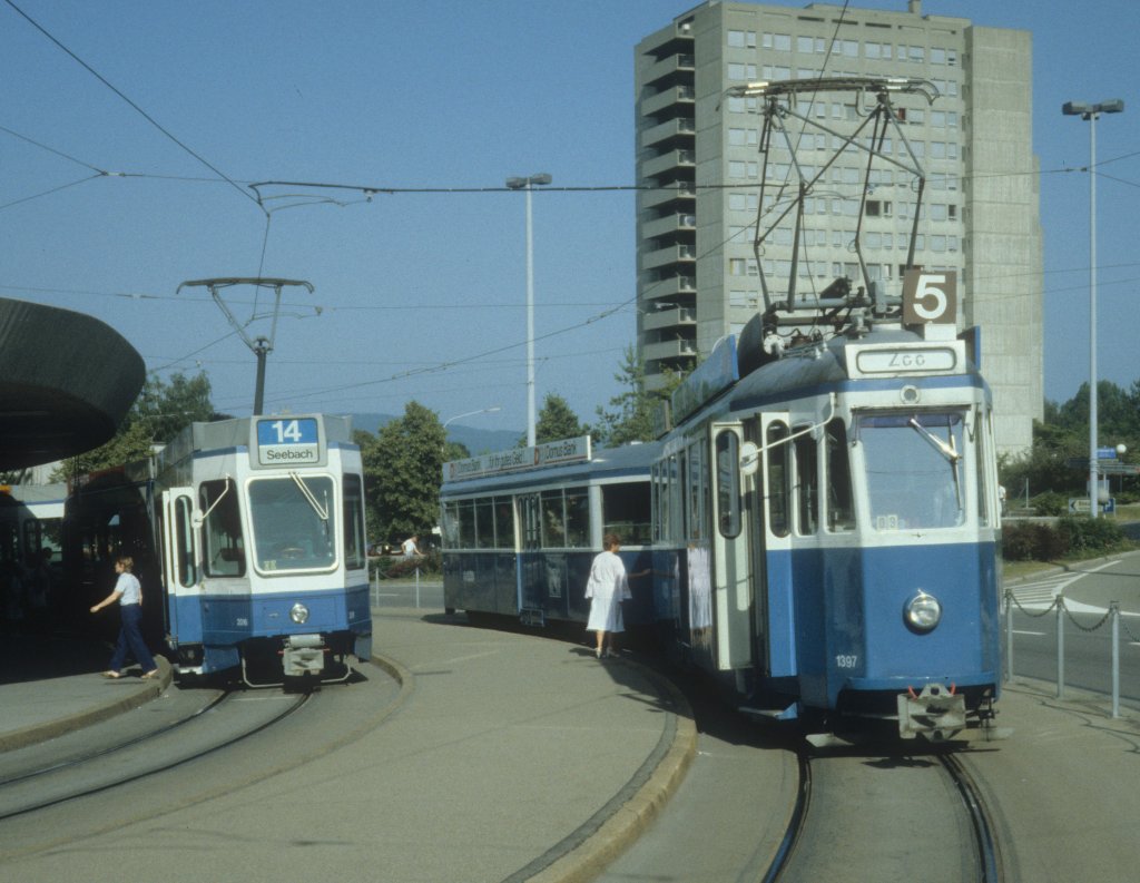 Zrich VBZ Tram 14 (Be 4/6 2016) / Tram 5 (Be 4/4 1397) Triemli im Juli 1983.