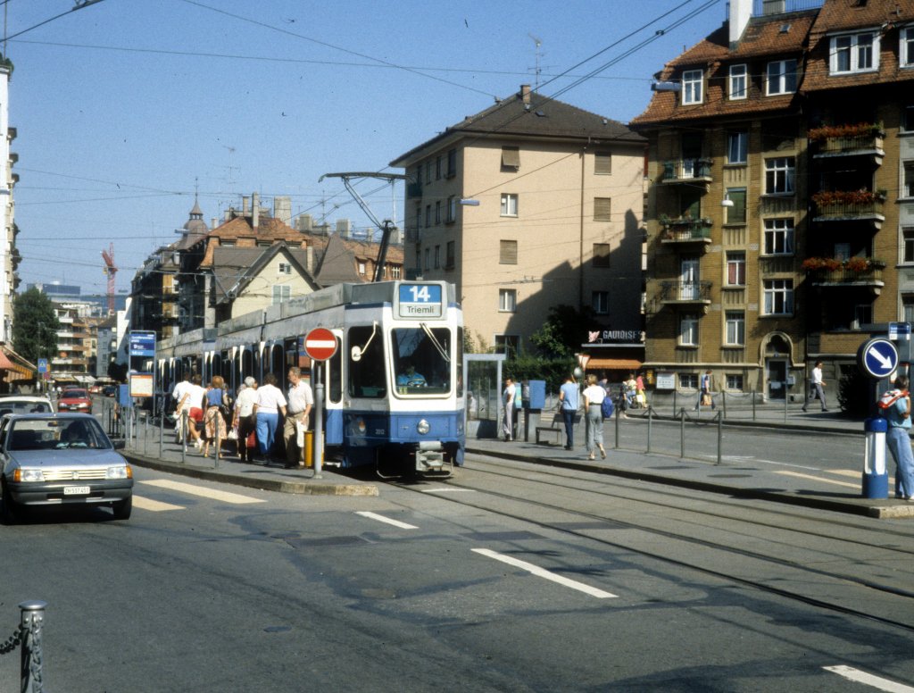 Zrich VBZ Tram 14 (Be 4/6 2012) Goldbrunnenplatz im August 1986.