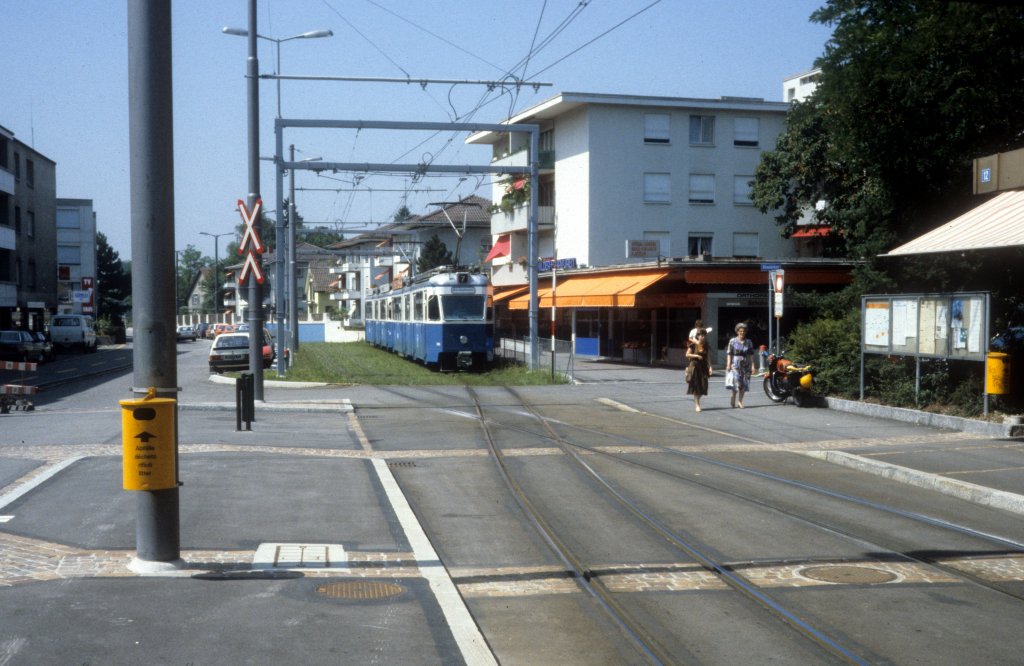 Zrich VBZ Tram 7 (Be 4/6) Schwamendingen, Saatlenstrasse / Blaucker im August 1986.