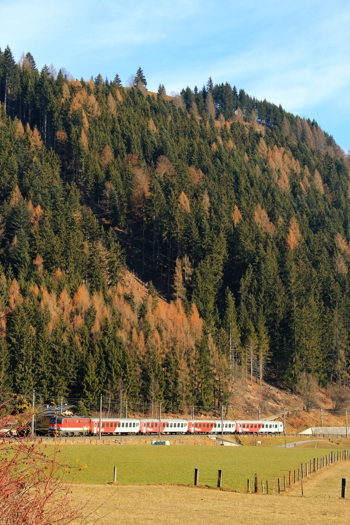 Zug 1507 geschoben von 1142 668-1 in Haltestelle Leogang-Steinberg. 30.11.201