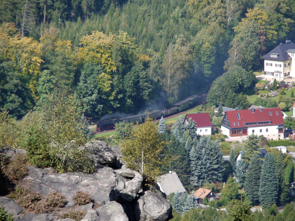 Zug 308 der soeg-Zittau von Bertsdorf kommend kurz vor Oybin (Zittauer Gebirge), aufgenommen vom Tpfer-Felsen, 25.09.2012
