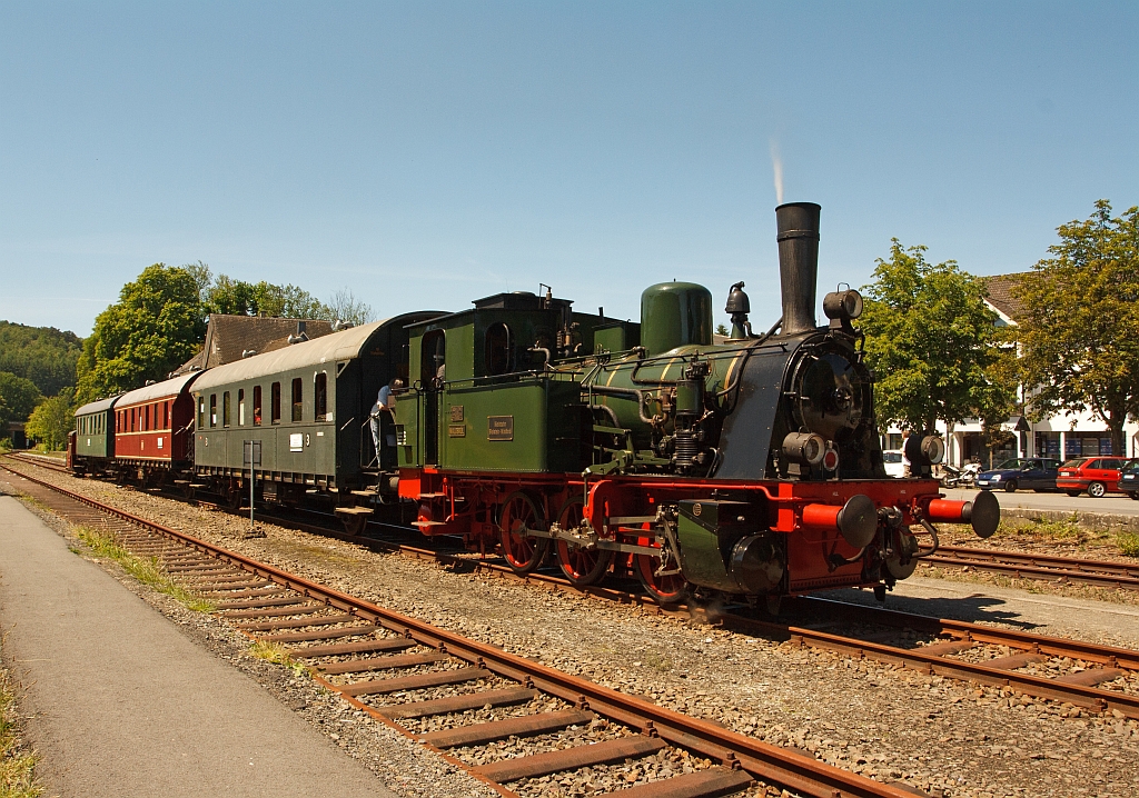 Zug der   Bergischer Löwe  steht am 02.06.2011 im Bahnhof Wiehl zur Abfahrt nach Richshof-Denklingen bereit. Am  Christi Himmelfahrt  (Vatertag) war Dampffahrtag.